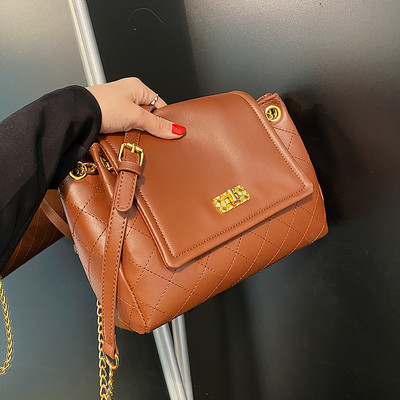 Stilinga rankinė su metaline užsegimu, naujo modelio