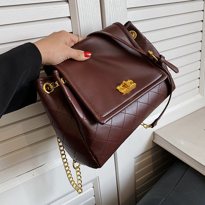 Stilinga rankinė su metaline užsegimu, naujo modelio