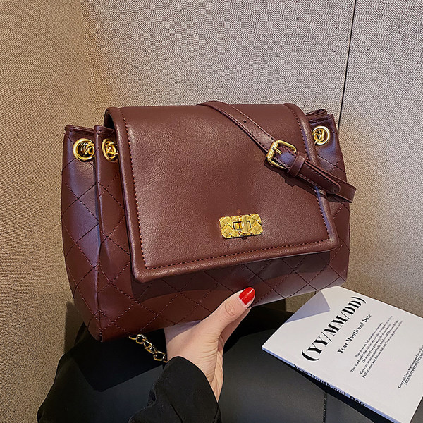 Stilinga rankinė su metaline užsegimu, naujo modelio