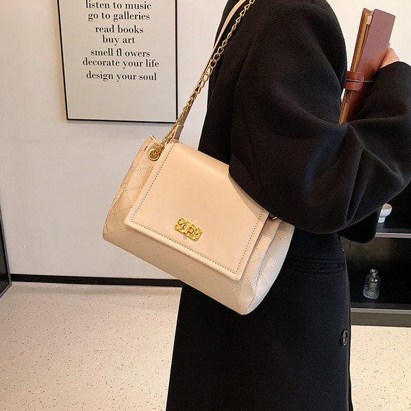 Stilinga rankinė su metaline užsegimu, naujo modelio