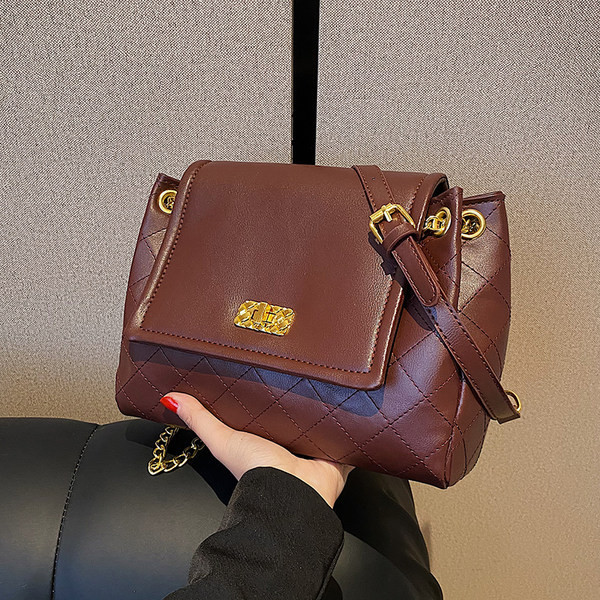 Stilinga rankinė su metaline užsegimu, naujo modelio