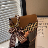 Rokassomiņa ar dekoratīvu lentīti