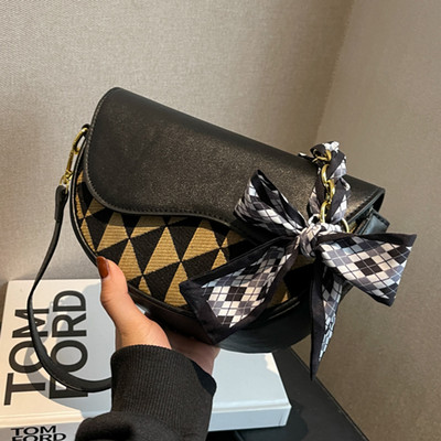 Rokassomiņa ar dekoratīvu lentīti