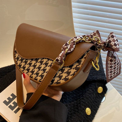 Rokassomiņa ar dekoratīvu lentīti