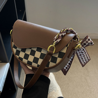 Rokassomiņa ar dekoratīvu lentīti