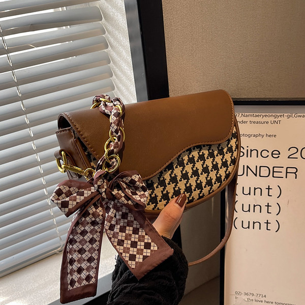 Rokassomiņa ar dekoratīvu lentīti