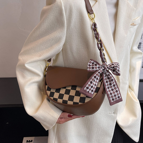 Rokassomiņa ar dekoratīvu lentīti