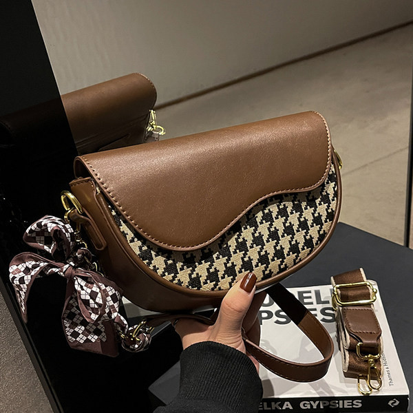 Rokassomiņa ar dekoratīvu lentīti