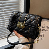 Maza somiņa no eko ādas ar rāvējslēdzēju un metāla elementiem