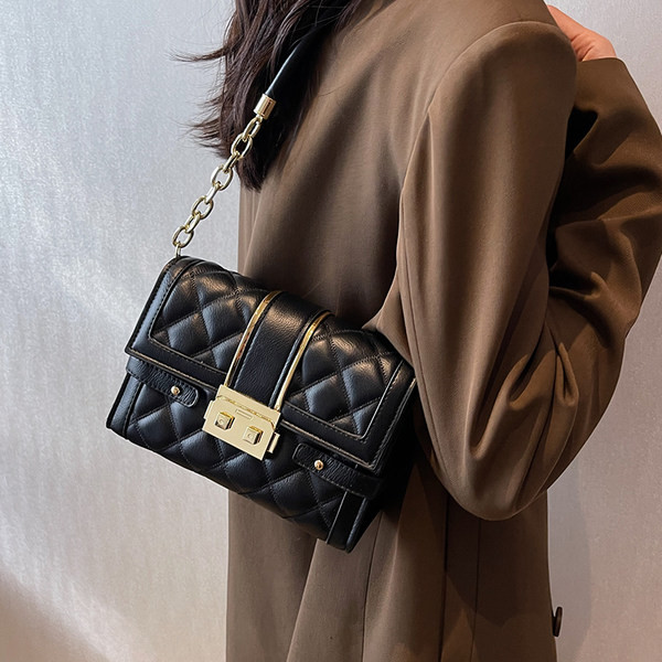 Maza somiņa no eko ādas ar rāvējslēdzēju un metāla elementiem