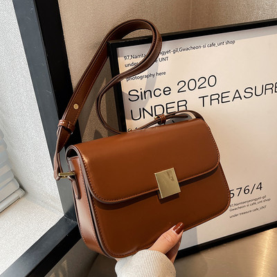 Sieviešu ādas soma ar metāla aizdari