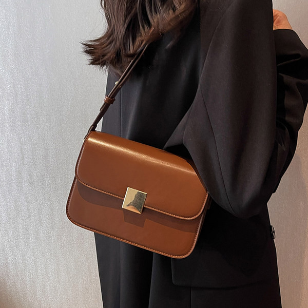 Sieviešu ādas soma ar metāla aizdari