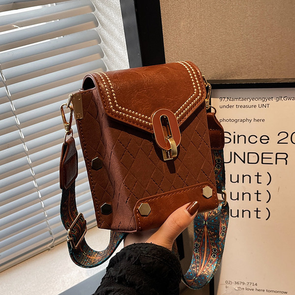 Moderna maza rokassomiņa ar plecu rokturi