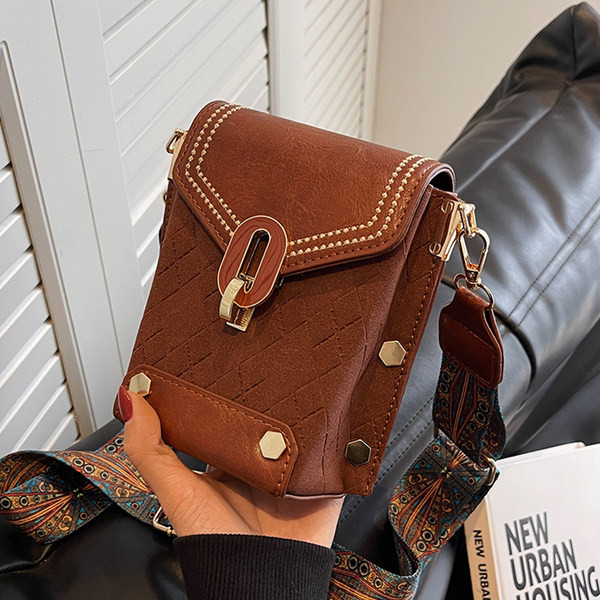 Moderna maza rokassomiņa ar plecu rokturi