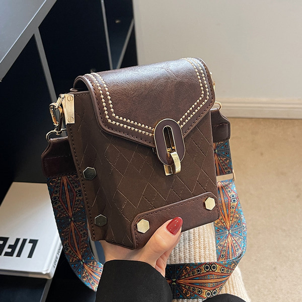 Moderna maza rokassomiņa ar plecu rokturi