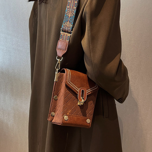 Moderna maza rokassomiņa ar plecu rokturi