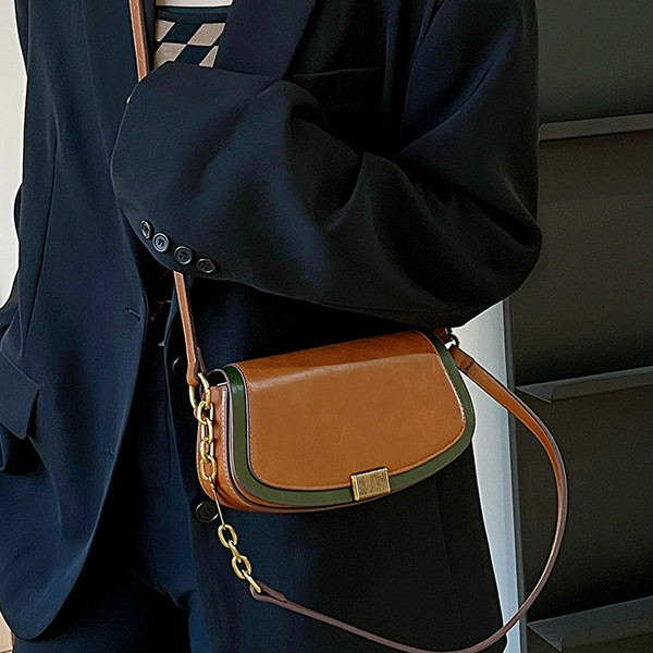 Moderna ženska torba s dugom ručkom i metalnom kopčom