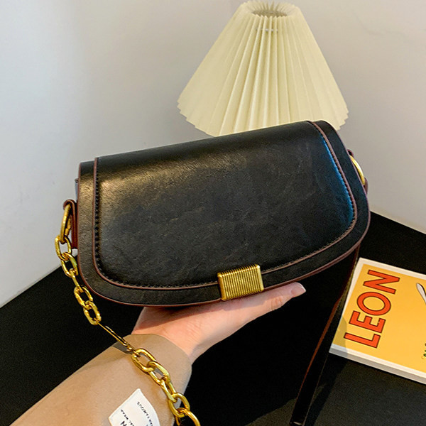 Moderna ženska torba s dugom ručkom i metalnom kopčom