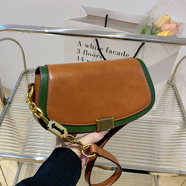 Moderna ženska torba s dugom ručkom i metalnom kopčom