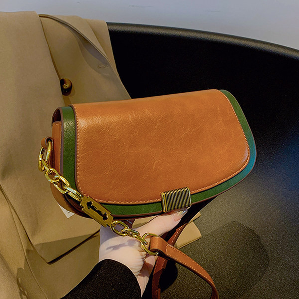 Moderna ženska torba s dugom ručkom i metalnom kopčom