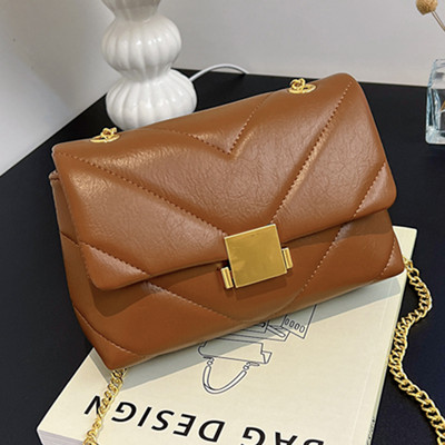 Ženska elegantna kožna torba s metalnom kopčom