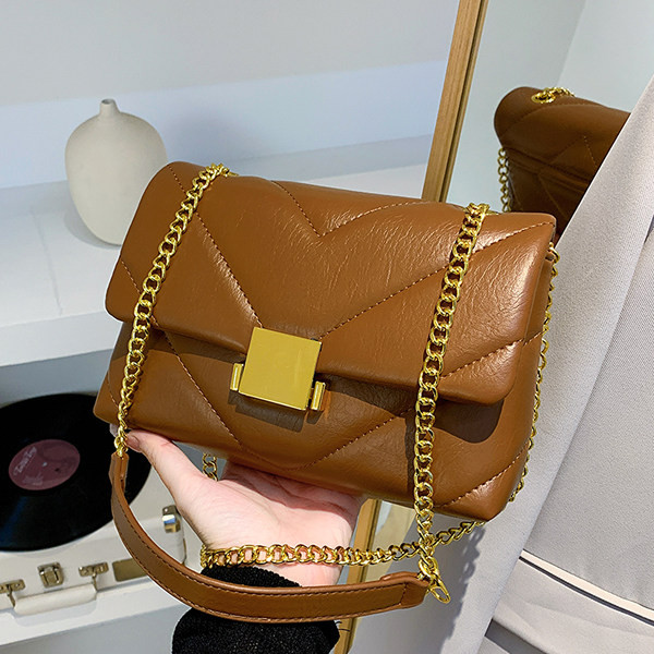 Ženska elegantna kožna torba s metalnom kopčom