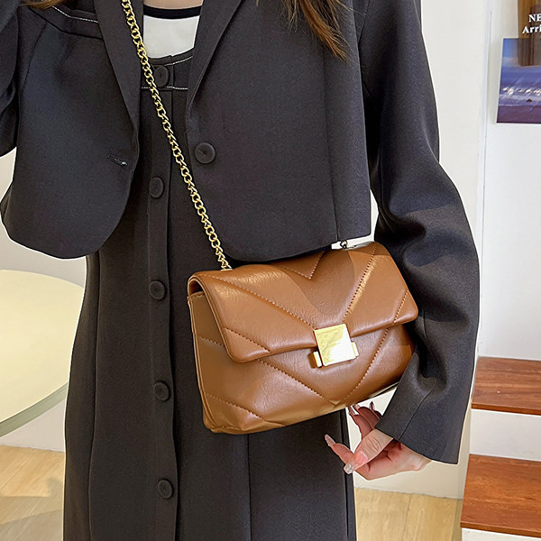 Ženska elegantna kožna torba s metalnom kopčom