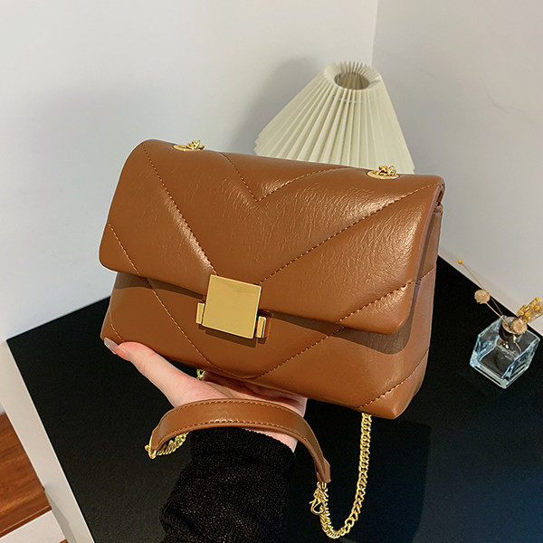 Ženska elegantna kožna torba s metalnom kopčom