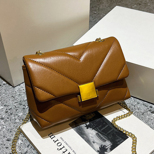 Ženska elegantna kožna torba s metalnom kopčom