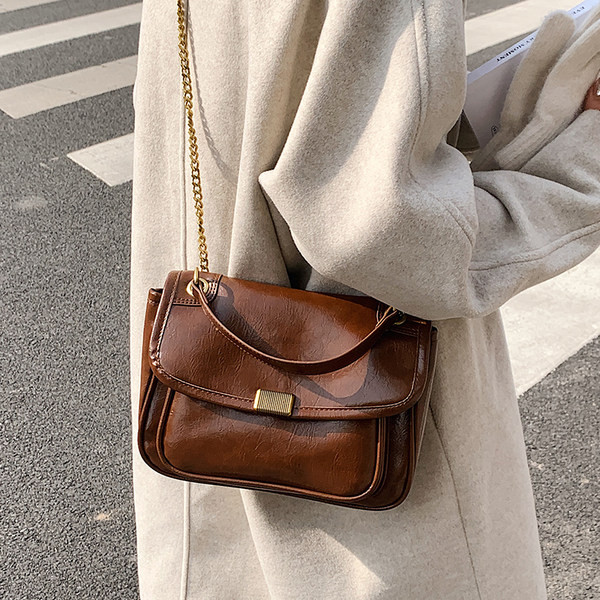 Ikdienas rokassomiņa ar magnētisku sprādzi un ķēdes plecu rokturi