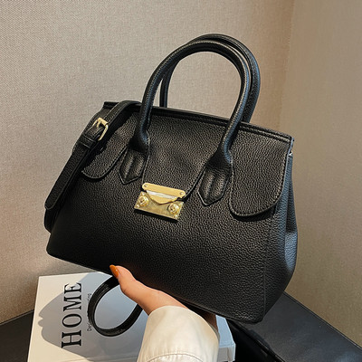 Sieviešu ādas soma ar metāla aizdari