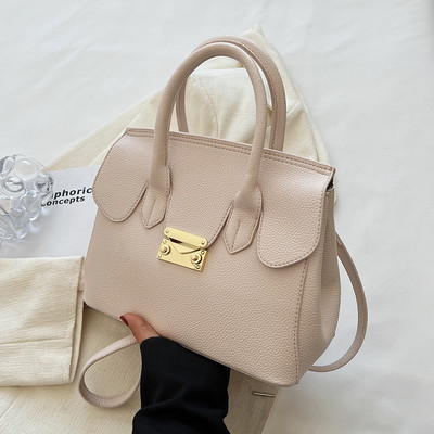 Sieviešu ādas soma ar metāla aizdari