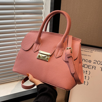 Sieviešu ādas soma ar metāla aizdari