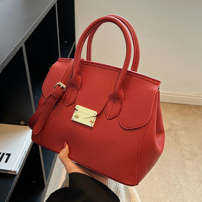 Sieviešu ādas soma ar metāla aizdari