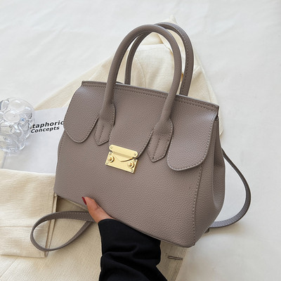 Sieviešu ādas soma ar metāla aizdari