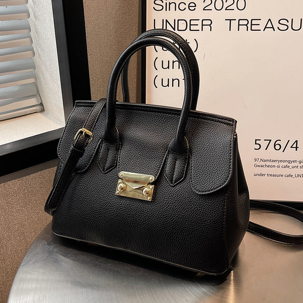 Sieviešu ādas soma ar metāla aizdari