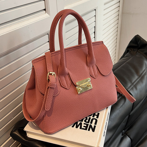 Sieviešu ādas soma ar metāla aizdari