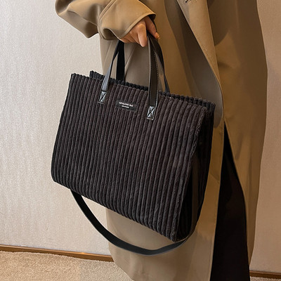 Rokassomiņa ar uzrakstu un garu rokturi, jauns modelis