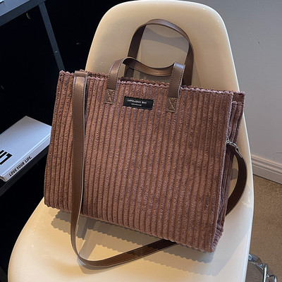 Rokassomiņa ar uzrakstu un garu rokturi, jauns modelis