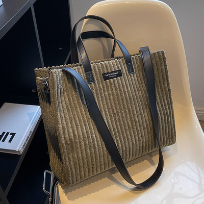 Rokassomiņa ar uzrakstu un garu rokturi, jauns modelis