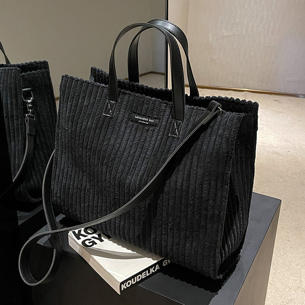 Rokassomiņa ar uzrakstu un garu rokturi, jauns modelis