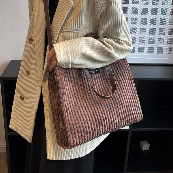 Rokassomiņa ar uzrakstu un garu rokturi, jauns modelis