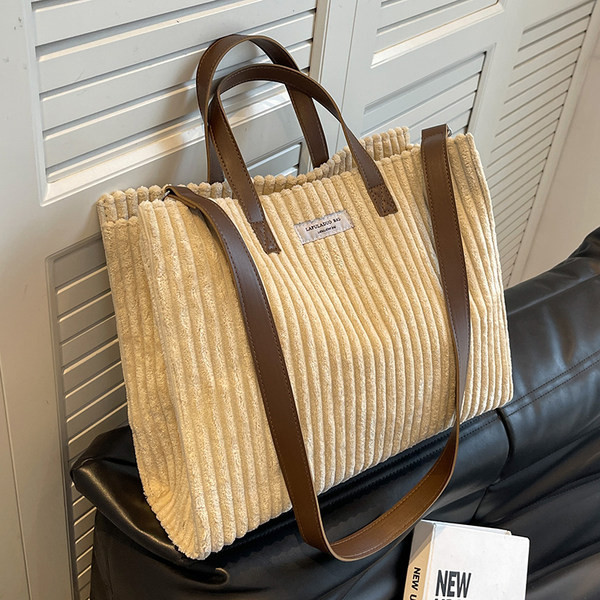 Rokassomiņa ar uzrakstu un garu rokturi, jauns modelis