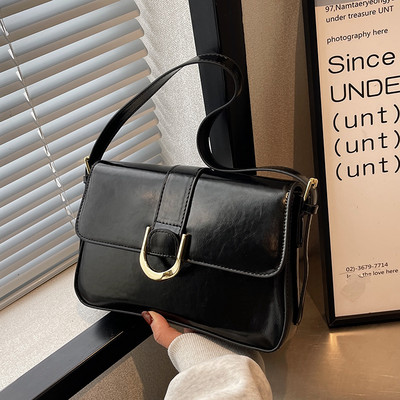 Sieviešu ādas soma ar metāla kulonu