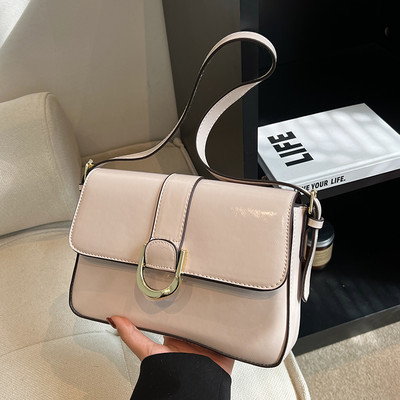 Sieviešu ādas soma ar metāla kulonu