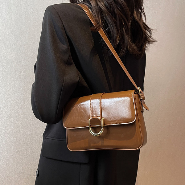 Sieviešu ādas soma ar metāla kulonu