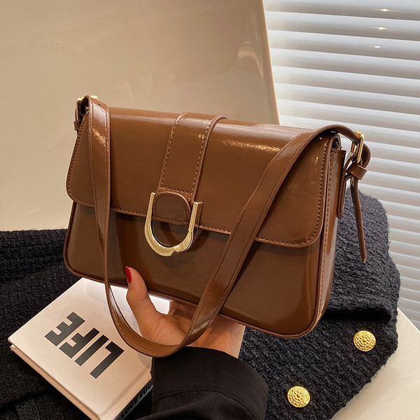 Sieviešu ādas soma ar metāla kulonu