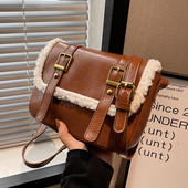 Maza kvadrātveida soma ar magnētisku sprādzi un plecu rokturi