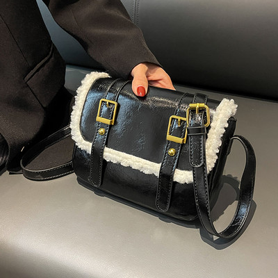 Maza kvadrātveida soma ar magnētisku sprādzi un plecu rokturi