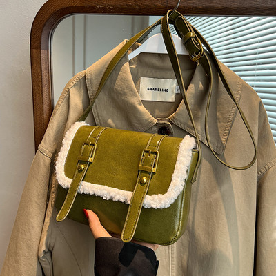 Maza kvadrātveida soma ar magnētisku sprādzi un plecu rokturi